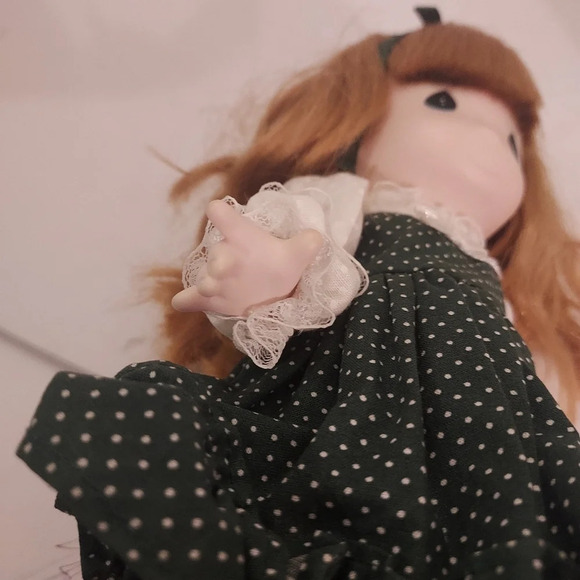 Precious Moments Children of The World Series - Shannon from Ireland Doll - Picture 6 of 11